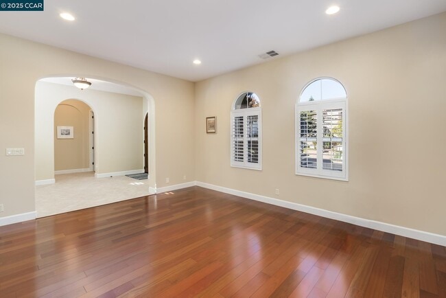 Foto del edificio - 2240 Britannia Dr