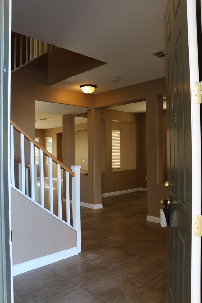 Foto del edificio - SHOWINGS AVAILABLE NOW