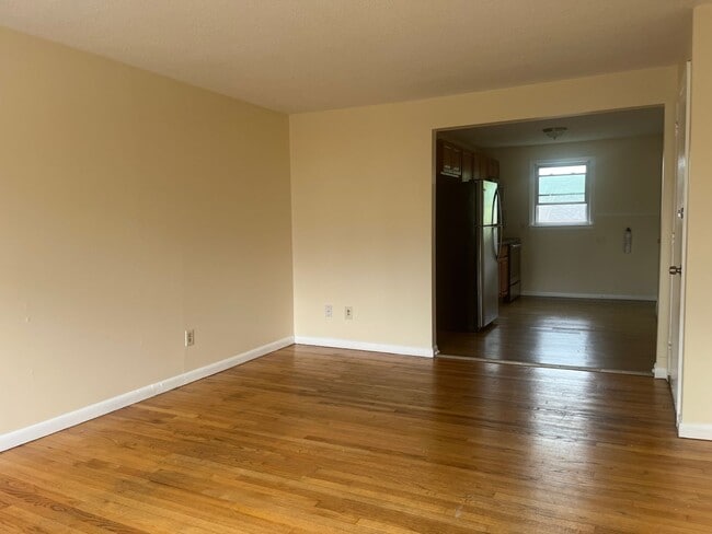 Building Photo - Two Bedroom One Bathroom Apartment! In Wes...