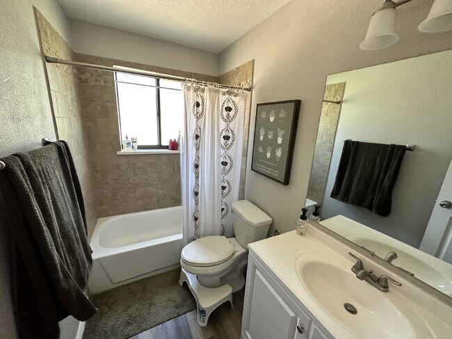 Foto del edificio - Cozy duplex in Potter Highlands!