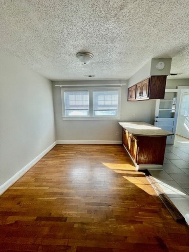 Foto del edificio - Welcome to this charming 2-bedroom, 1-bathroom house located in the desirable city of Charlotte, NC