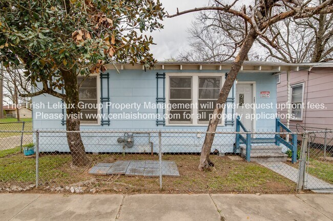 Foto del edificio - Near Downdown Pineville large 2/1 freshly painted.