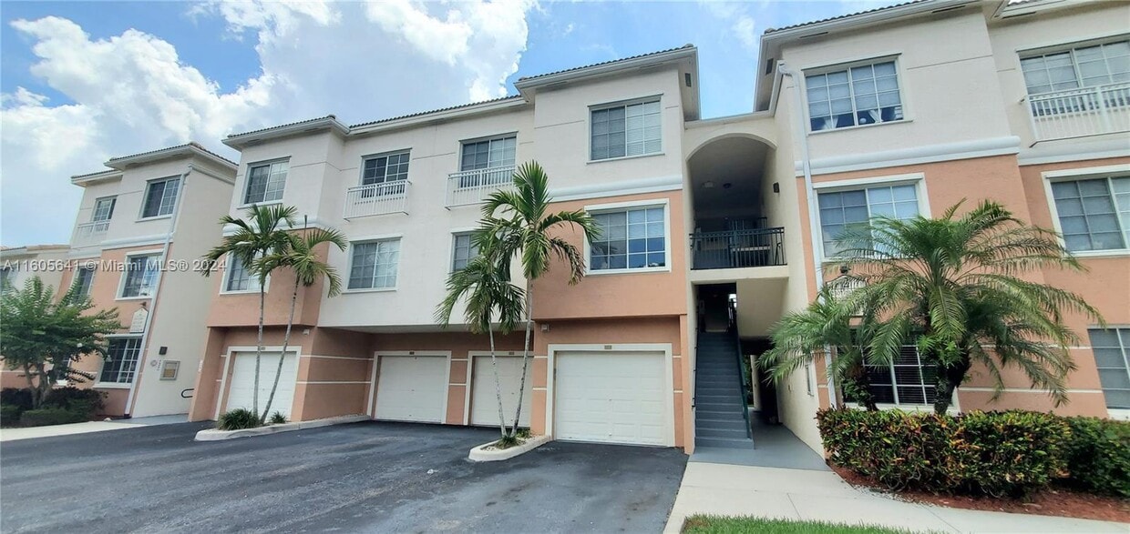 Primary Photo - 2103 Myrtlewood Cir E