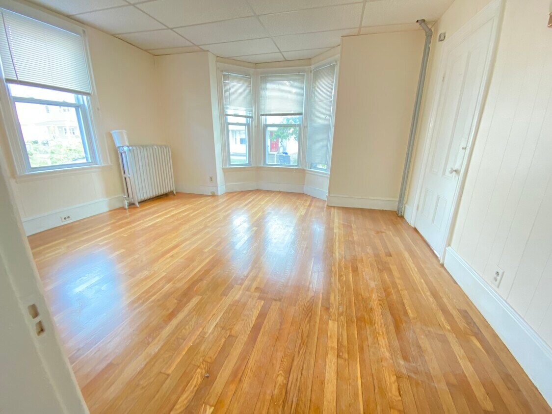 Primary Photo - 271 Charles St