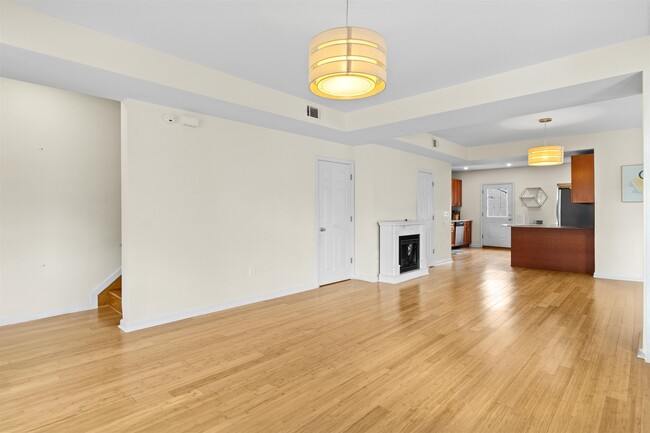 Building Photo - 37 E 35th St
