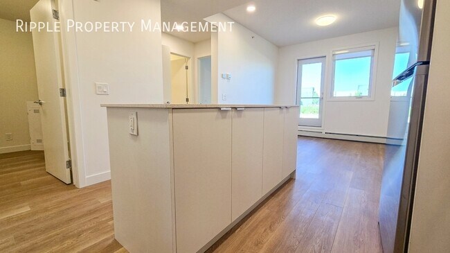Photo du bâtiment - Modern 2 Beds, 2 Baths Apartment/Condo | 2...