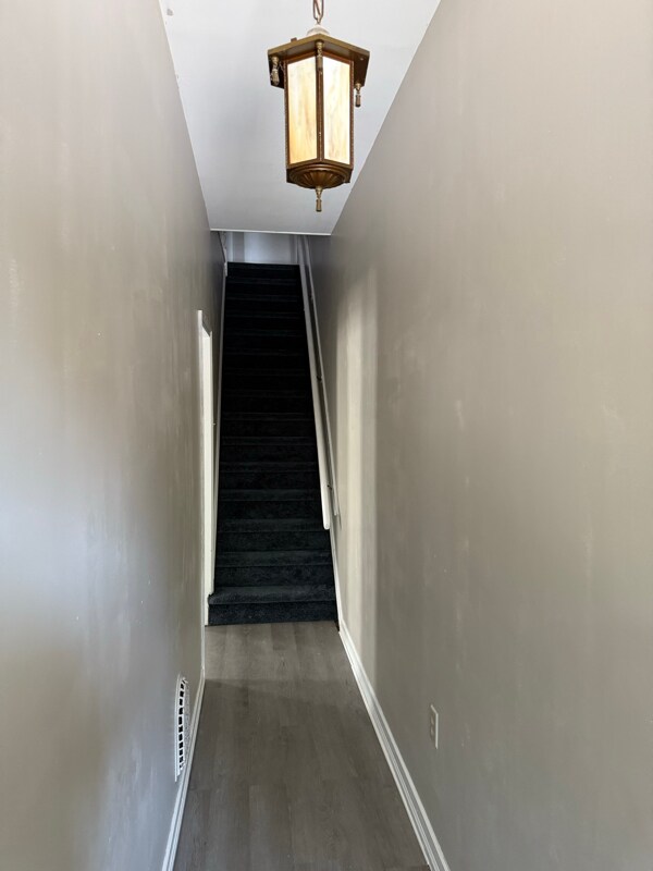 Building Photo - 1363 Capouse Ave
