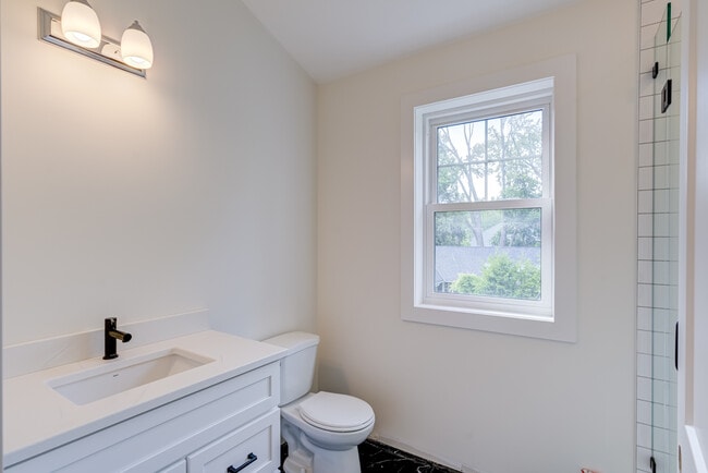 Building Photo - 153 Mary St