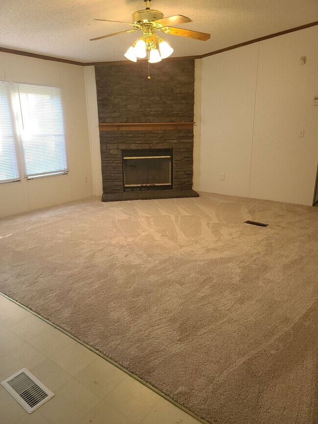 Foto del edificio - Large Home on Nearly an Acre! ACT NOW! ***RENT SPECIAL : 1/2 OFF FIRST MONTH OF RENT!!!