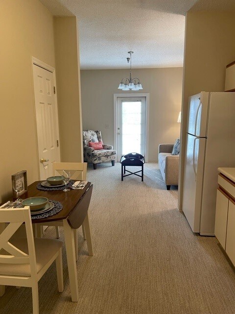Entrada por la cocina americana - Sunabella Senior Living