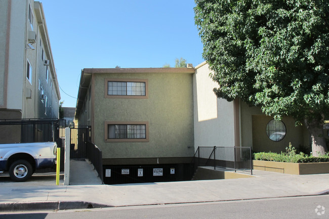 Building Photo - Collins Apartments