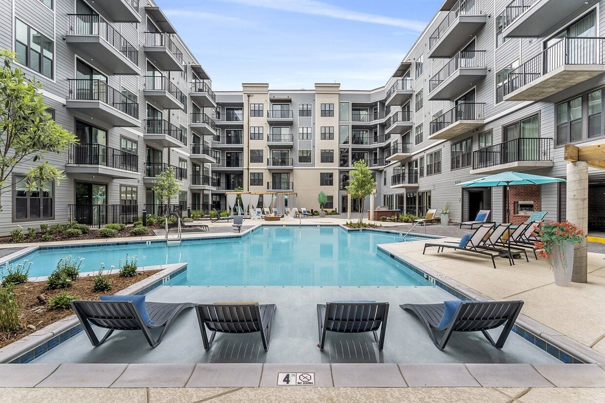 Beautifully designed Pool deck with optimal seating - Eclipse Residences