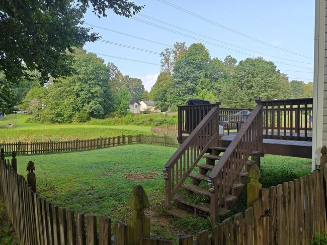 Foto del edificio - # bedroom home with fenced rear yard