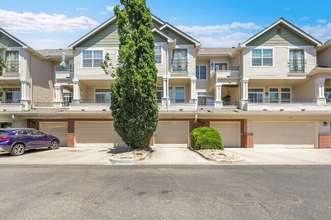 Foto del edificio - $2,695- 3 Bed, 3 Bath Updated Townhouse wi...