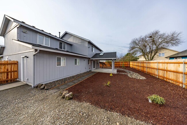 Building Photo - 5 bedroom home in Orchards - RV Parking - Central Air