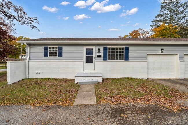 Building Photo - 231 Randel Ave