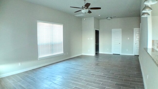 Building Photo - SPACIOUS 4 BEDROOM DUPLEX LOCATED IN NEW B...