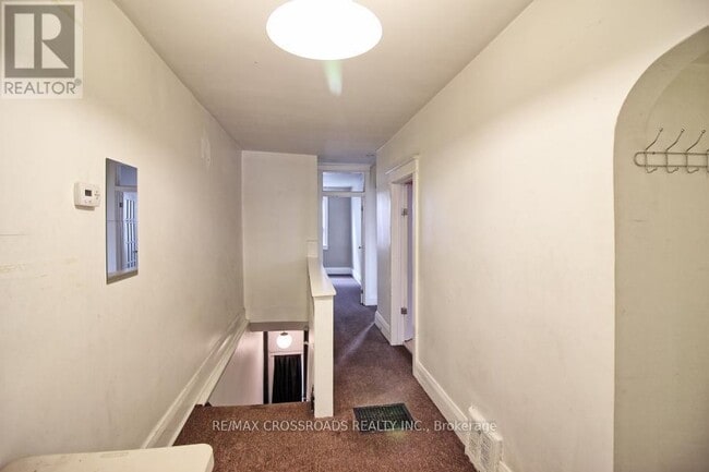 Building Photo - 2001 Yonge St