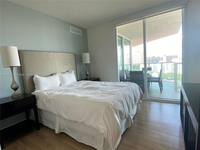 Foto del edificio - 150 Sunny Isles Blvd