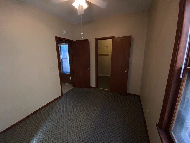 Foto del edificio - 1 Bed 1 Bath - Lowry Hill - 5 Blocks from ...