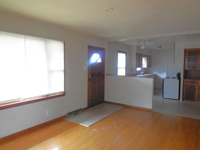 Building Photo - 2 Bedroom Home in Edwardsville!  Great Woo...