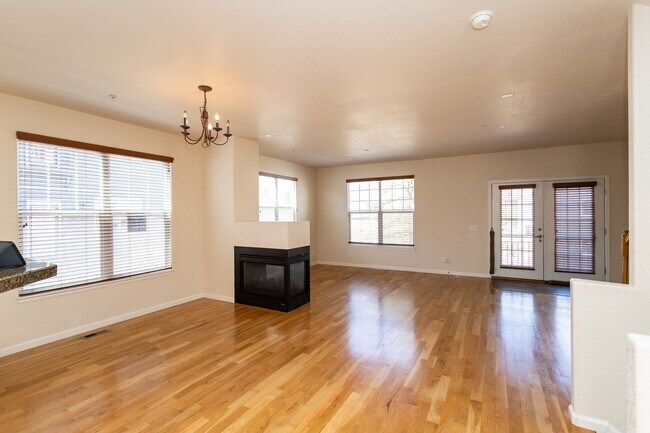 Foto del edificio - Spacious 3 bedroom Townhome!!