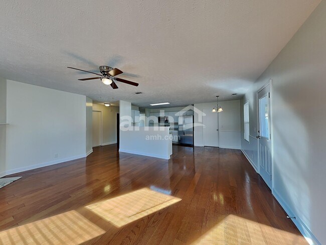 Foto del edificio - 1008 Montrose Dr