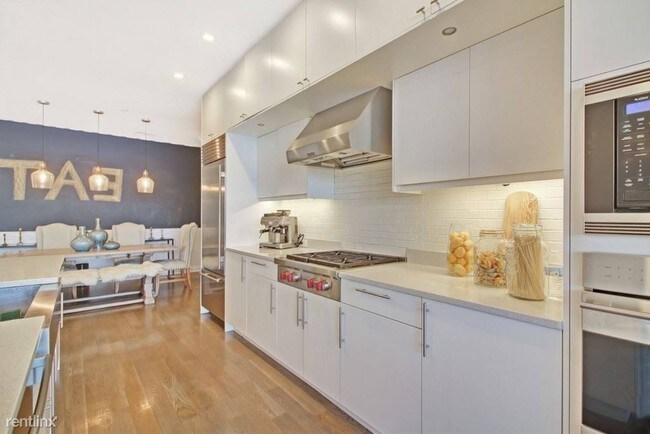 Building Photo - 2 br, 3 bath Condo - 121 N Almont Dr Apt 303