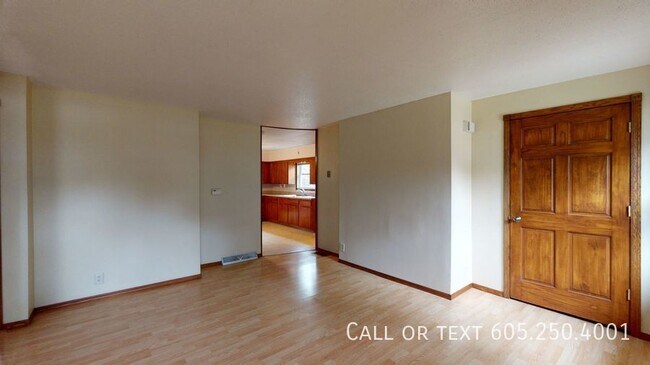 Building Photo - Cozy 2 Bedroom 1 Bathroom Home w/ Garage i...