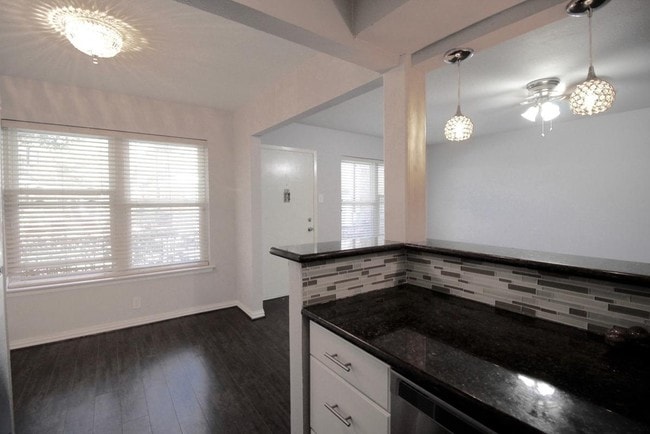 Foto del edificio - 4206 Newton Ave