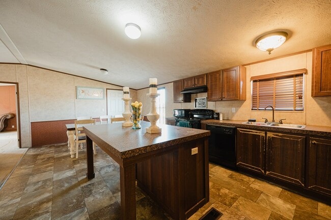 Building Photo - 1715 N Clendenen Ave