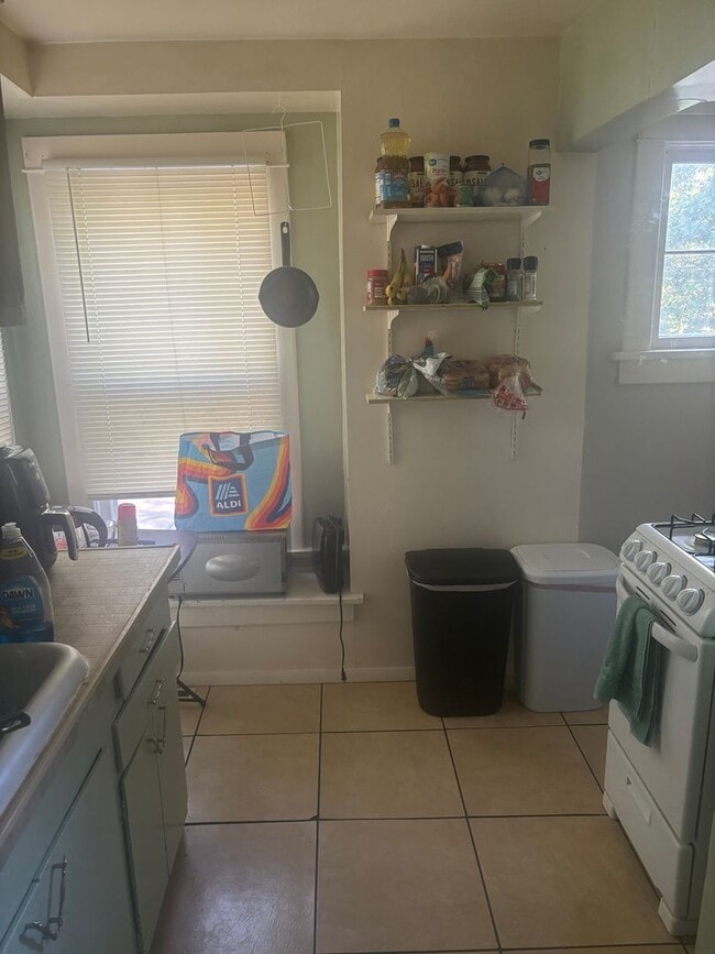 Photo - 931 Dewey St Apartment