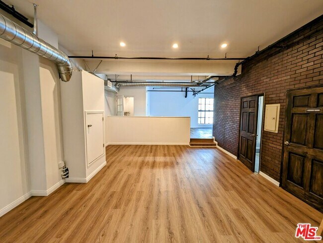 Building Photo - 312 W 5th St