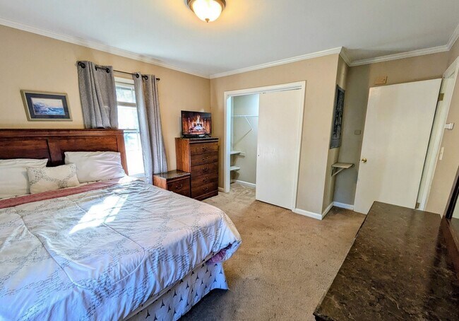 Building Photo - 396 Plantation Rd SW