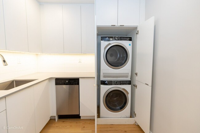 Building Photo - Recently Renovated 1 Bedroom Unit
