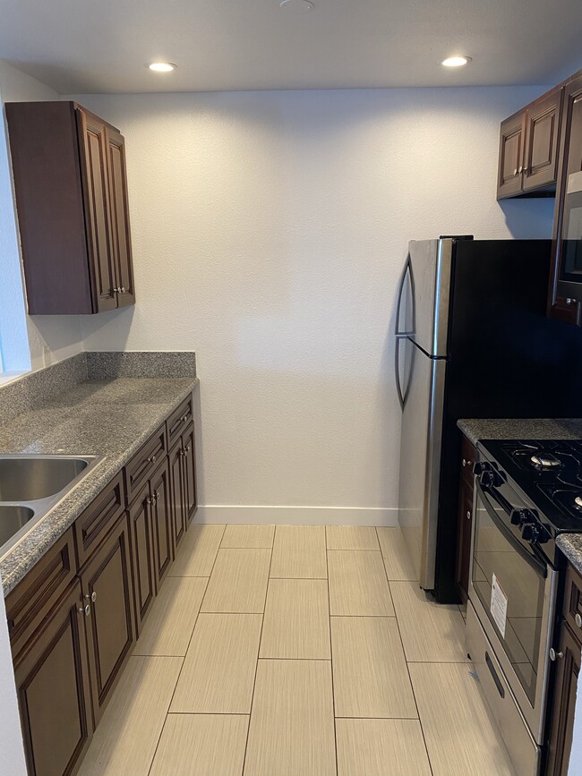 kitchen w new appliances - 1060 Olive Ave