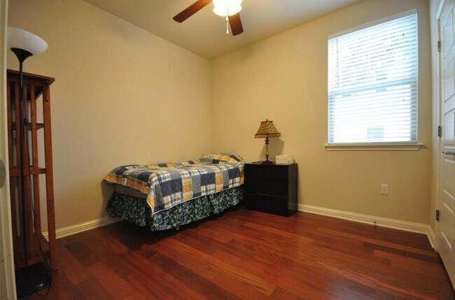 Foto del edificio - 13800 Lyndhurst St