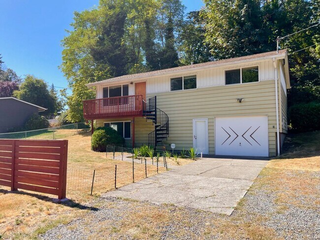 Building Photo - Charming 4 Bed 2 Bath Home with Finished B...