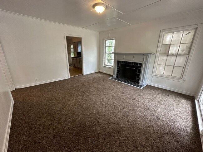 Building Photo - Remodeled 2 Bedroom Home