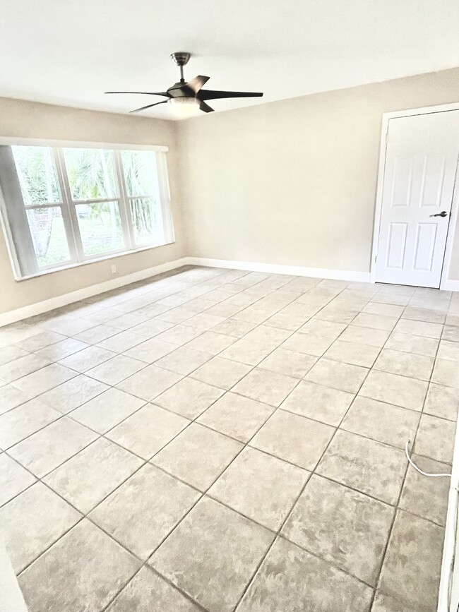 Living room - 1813 NE 2nd St