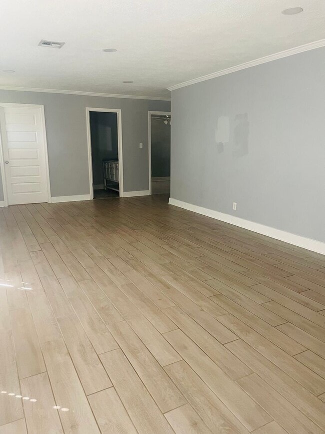 Building Photo - 3 Bedroom/2 Bathroom - Move-In Ready!!