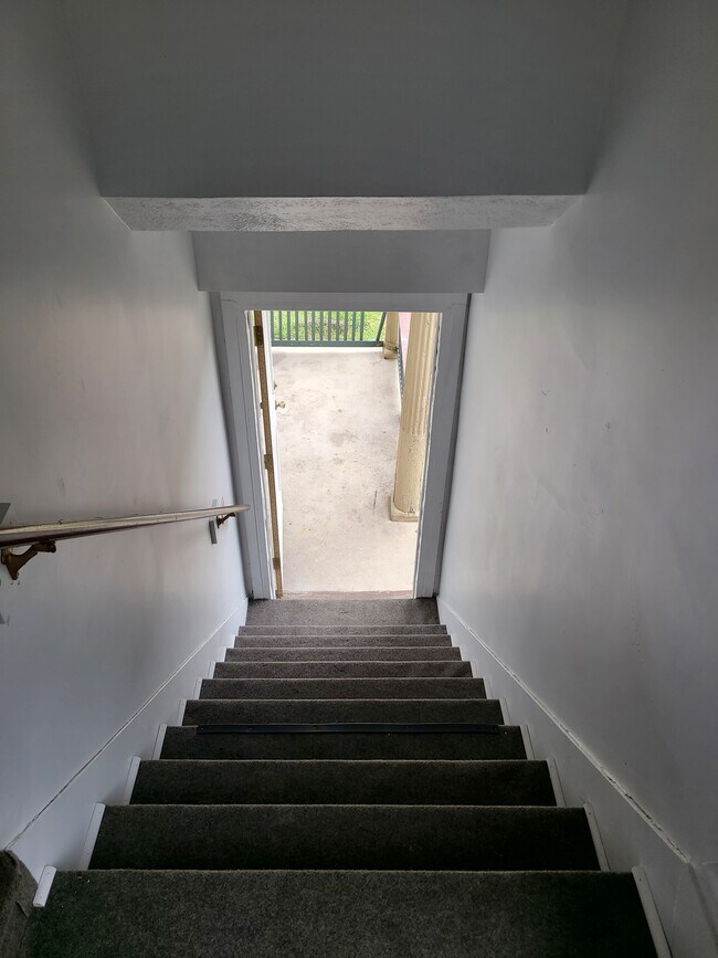 Entry - 1301 Court St