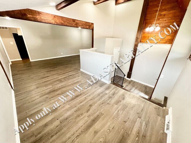 Foto del edificio - Spacious Shawnee Duplex-Available NOW!!