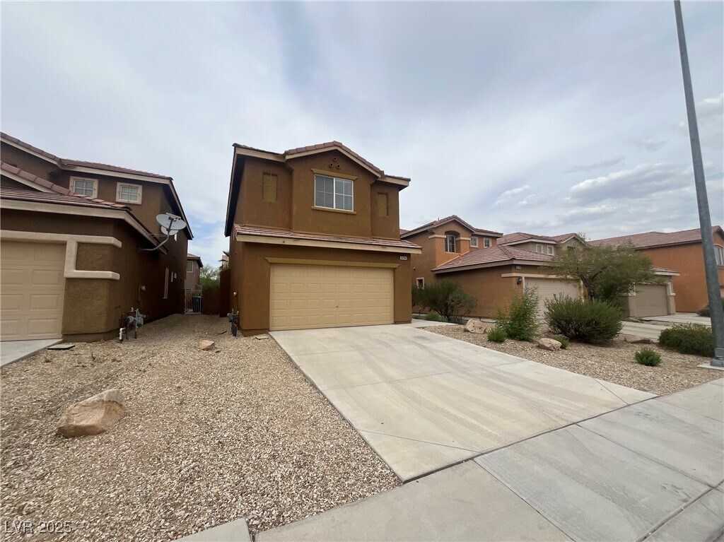 Foto principal - 9204 Weeping Hollow Ave