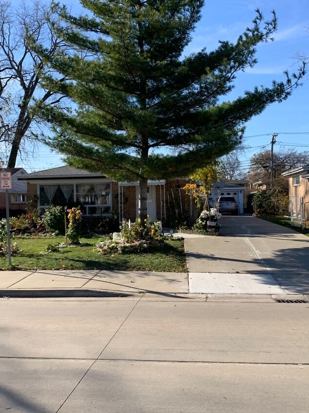 7358 N Crawford Ave, Lincolnwood, IL 60712 House Rental in