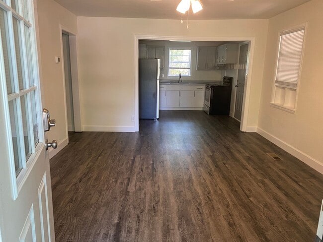 Building Photo - 3 bed 2 bath home with a fenced-in yard! Available August 2026!