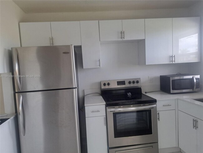 Foto del edificio - 8225 Sunrise Lakes Blvd