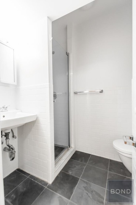 Building Photo - 415 E 73rd St