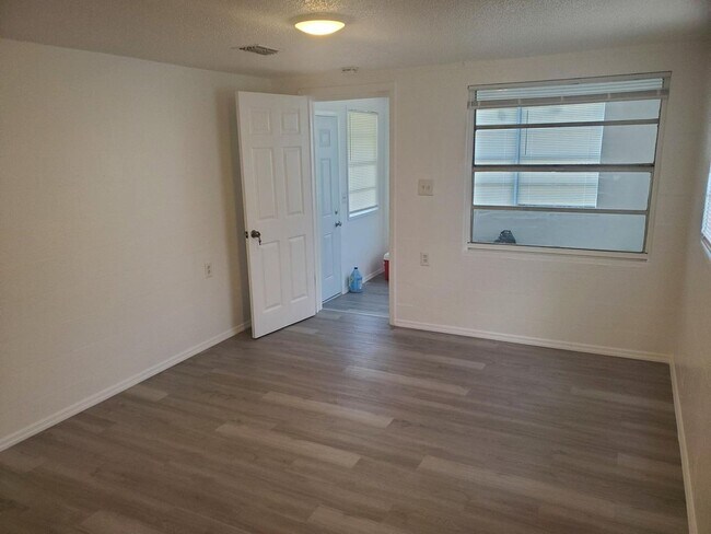 Foto del edificio - 301-303 SW 3RD TERRACE