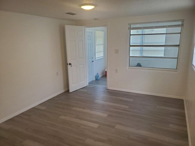 Building Photo - 301-303 SW 3RD TERRACE